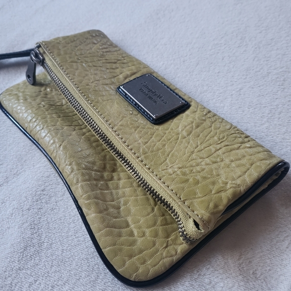 Simply Vera clutch wristlet lime olive color faux leather - Picture 2 of 9